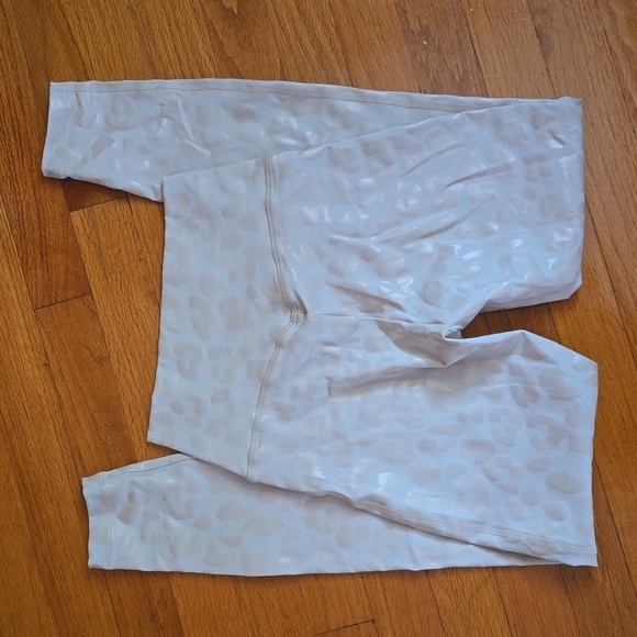 Bombshell Tan Leopard Leggings - Picture 3 of 3